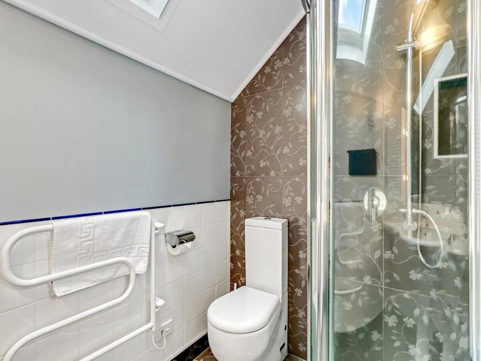 Peaceful 2-Bedroom Retreat with Harbour Outlook Apartment in Akaroa