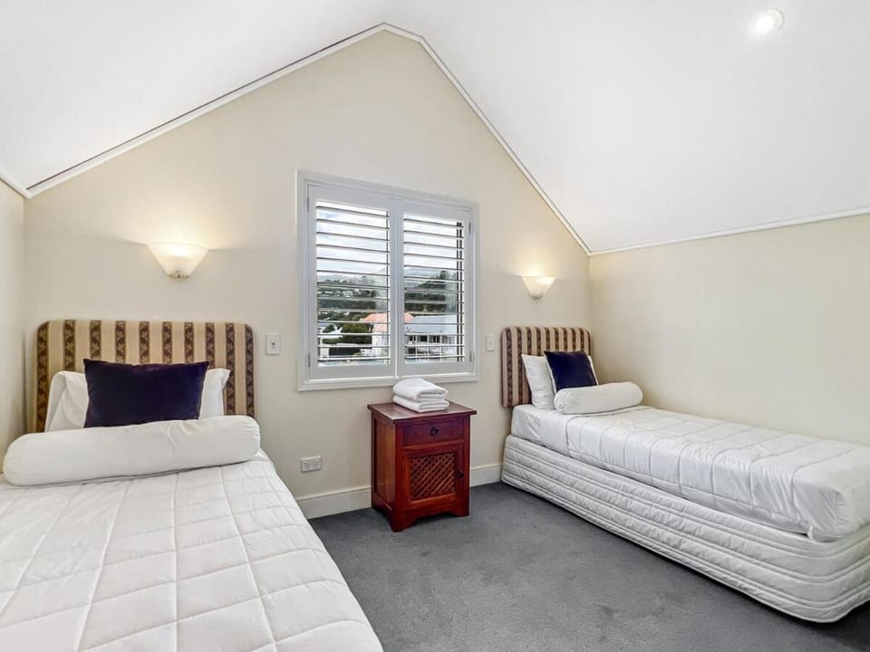 Peaceful 2-Bedroom Retreat with Harbour Outlook Apartment in Akaroa