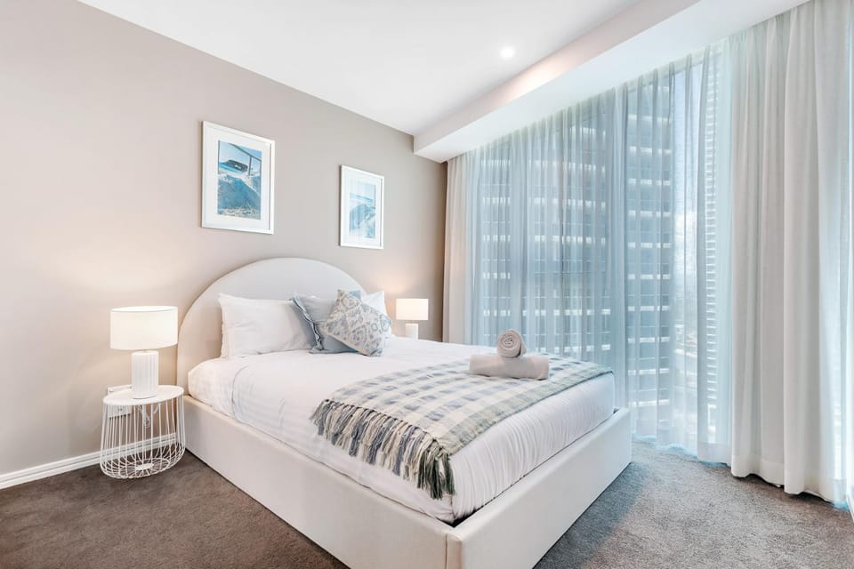 Bedroom, City view