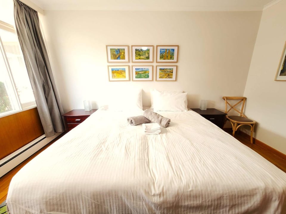 Bedroom, towels