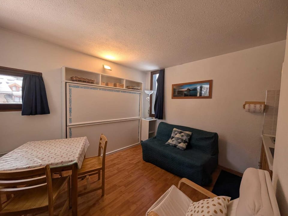 Studio 2 pers, proche pistes et commerce, parking - FR-1-445-234 Apartment in Montgenèvre