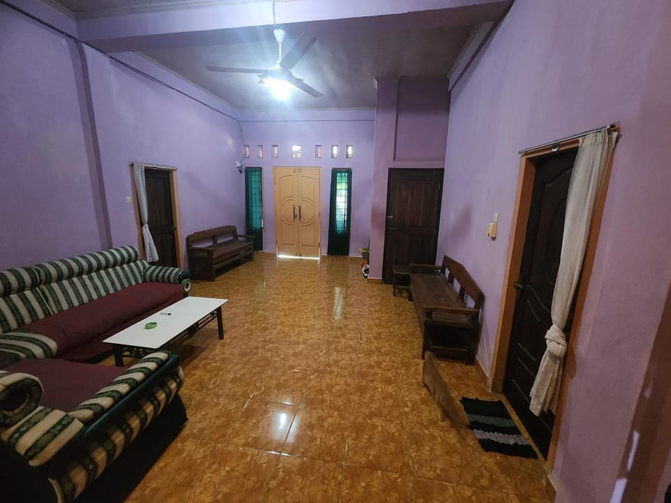 PINK Guest House Hostel in Pujut