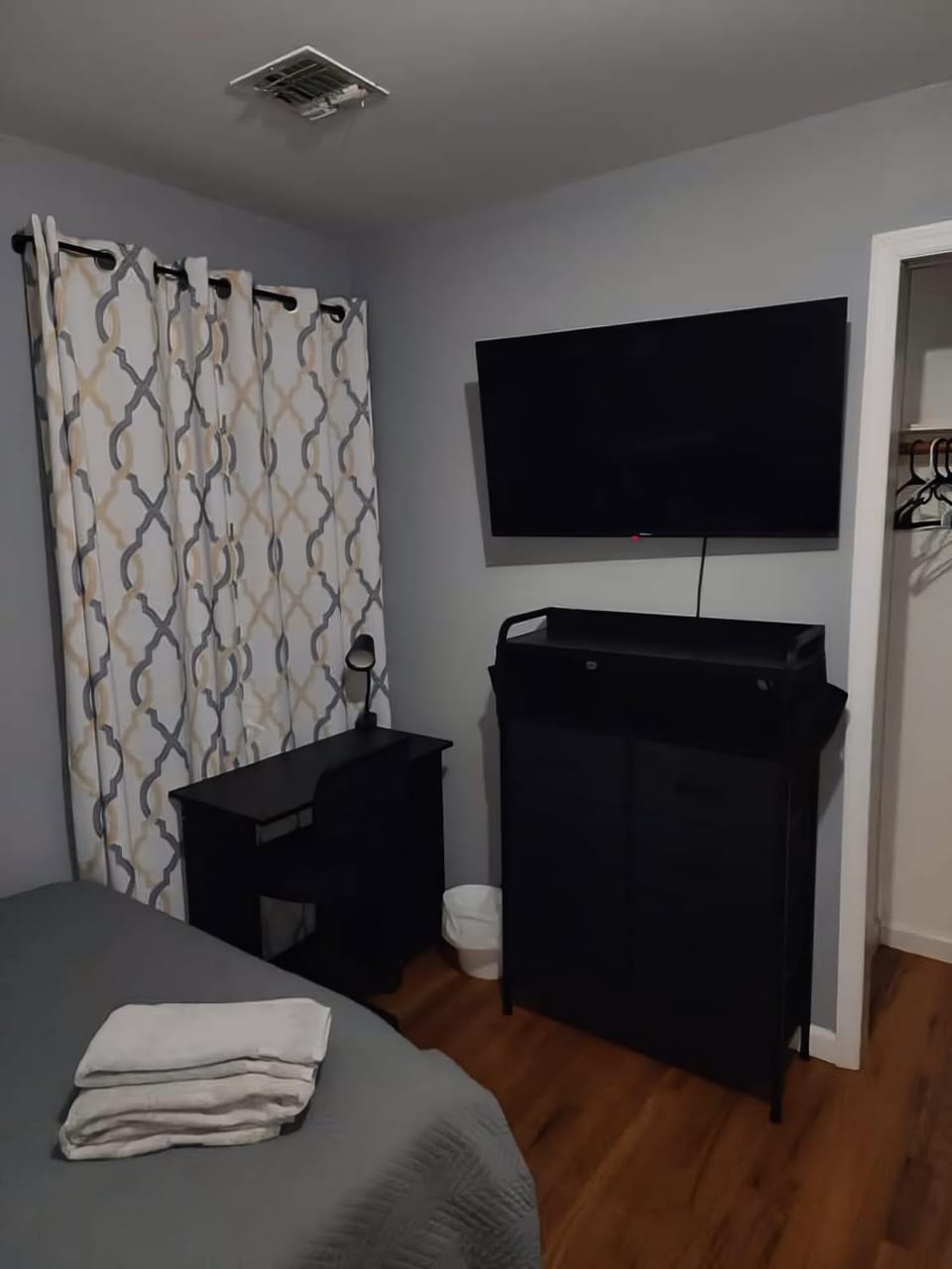 Work & Study - NYC - EWR - Walk to Train Vacation rental in East Newark
