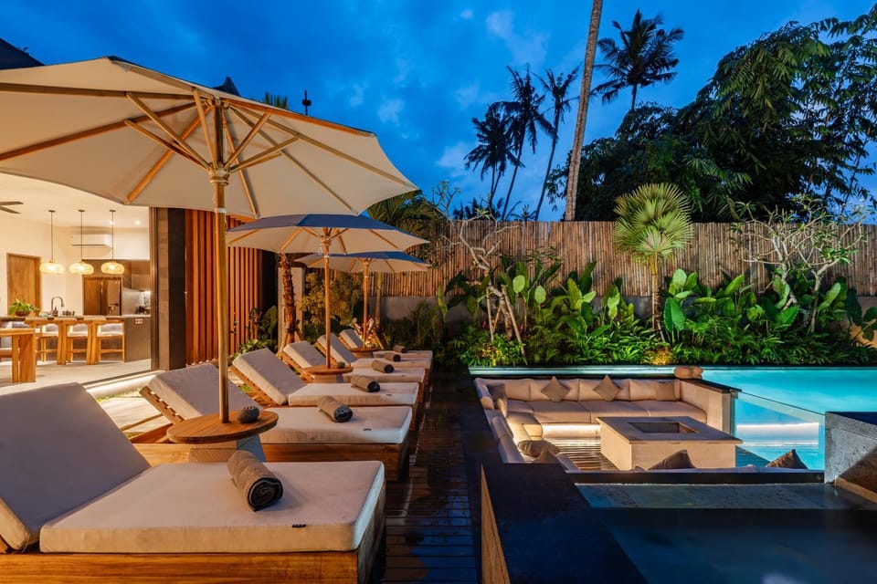 Day, Natural landscape, Pool view, Swimming pool, sunbed