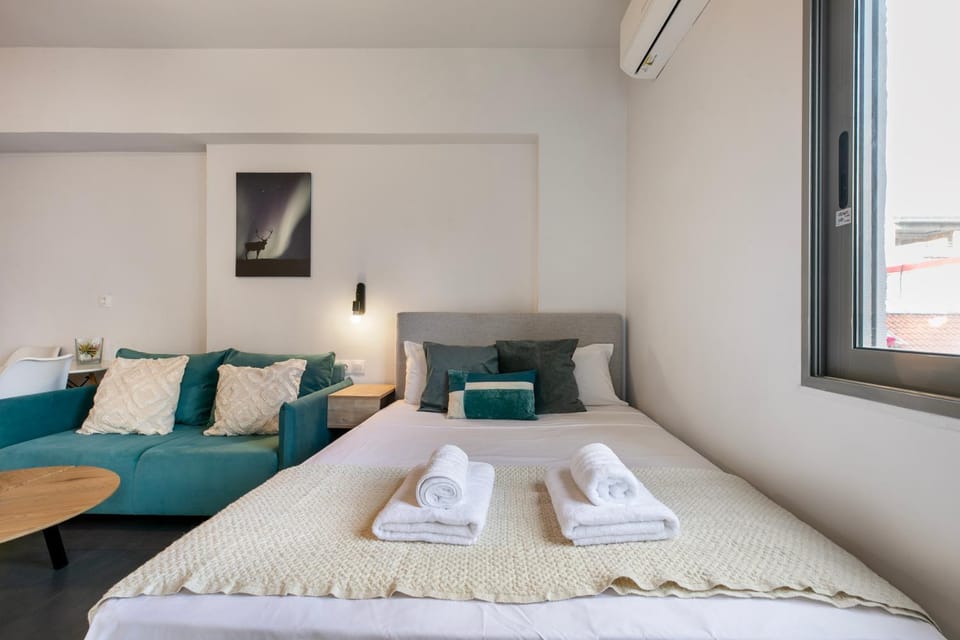 Bed, Seating area, towels, air conditioner