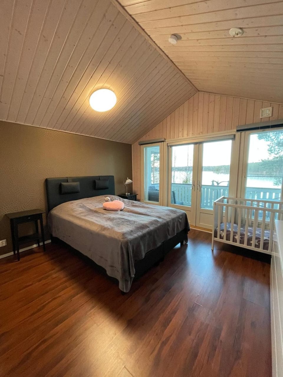 Bed, View (from property/room), Balcony/Terrace, Photo of the whole room, Bedroom, Lake view, young children, cot
