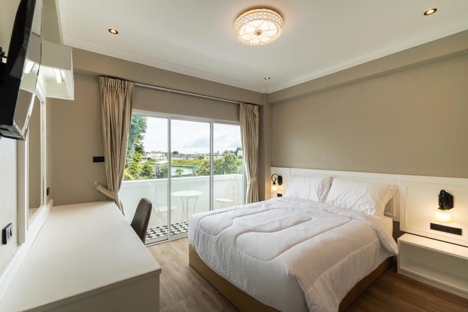 Photo of the whole room, Bedroom