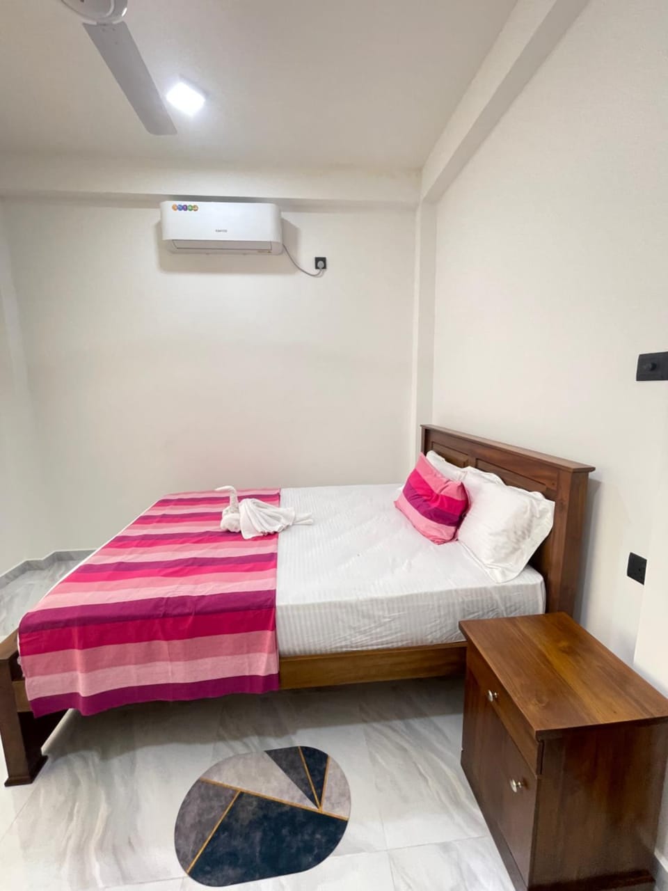 Photo of the whole room, air conditioner
