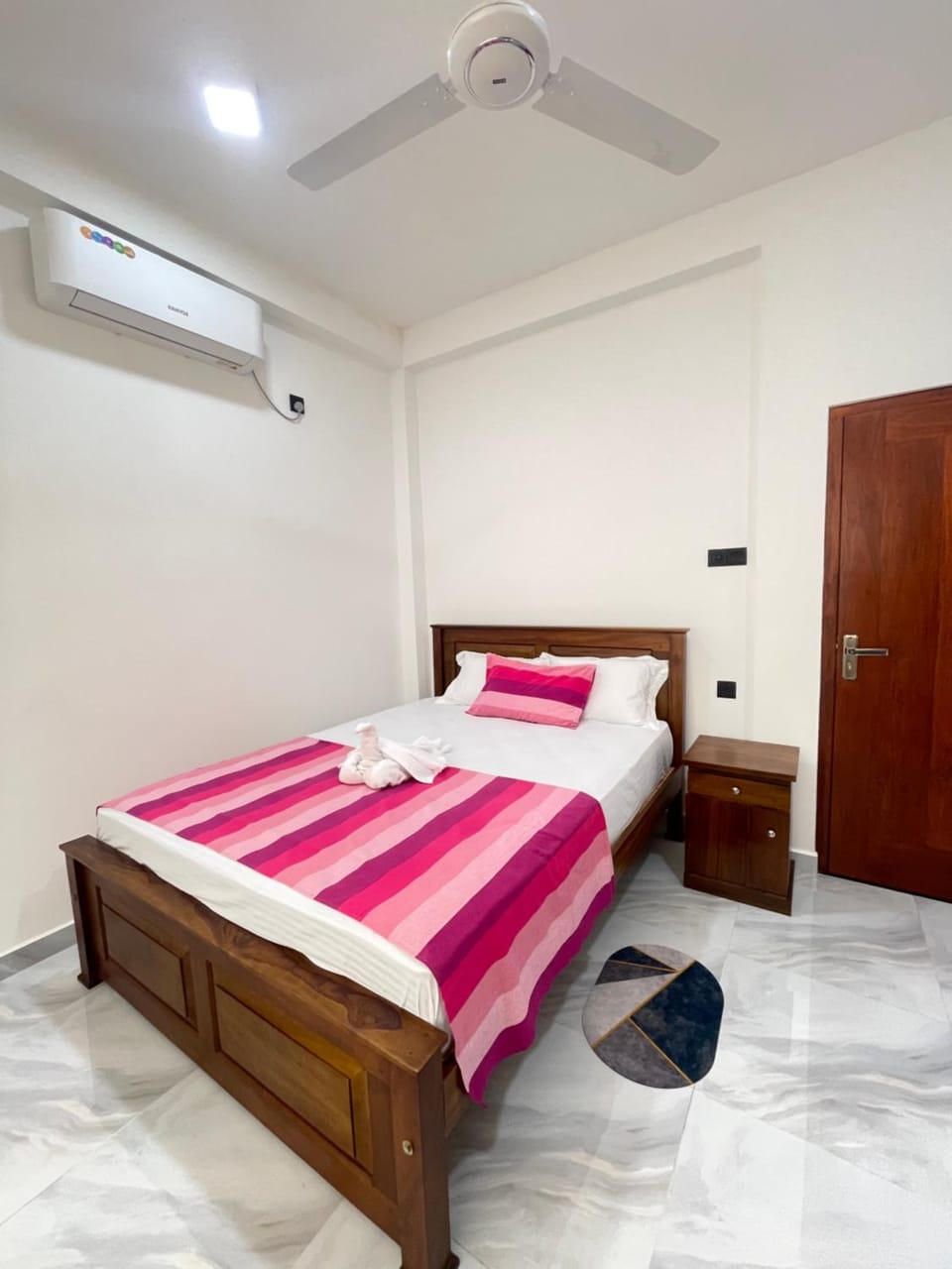 Photo of the whole room, air conditioner