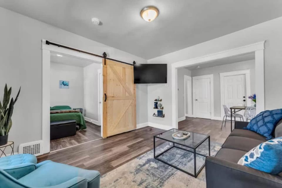 Bright 2BR South Hills - Old Brooklyn Home House in Cleveland Heights