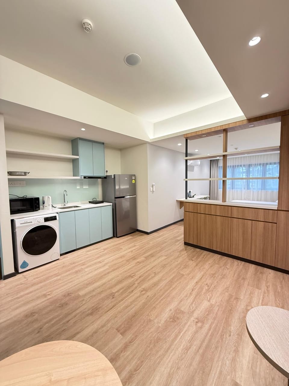 Kitchen or kitchenette, stove, washing machine