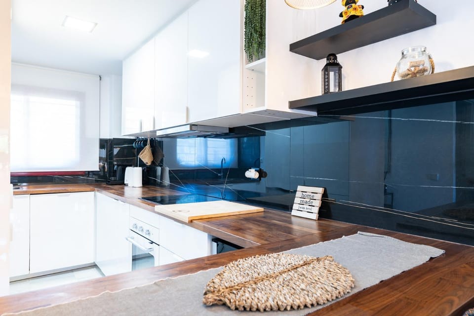 Kitchen or kitchenette, dishwasher, stove