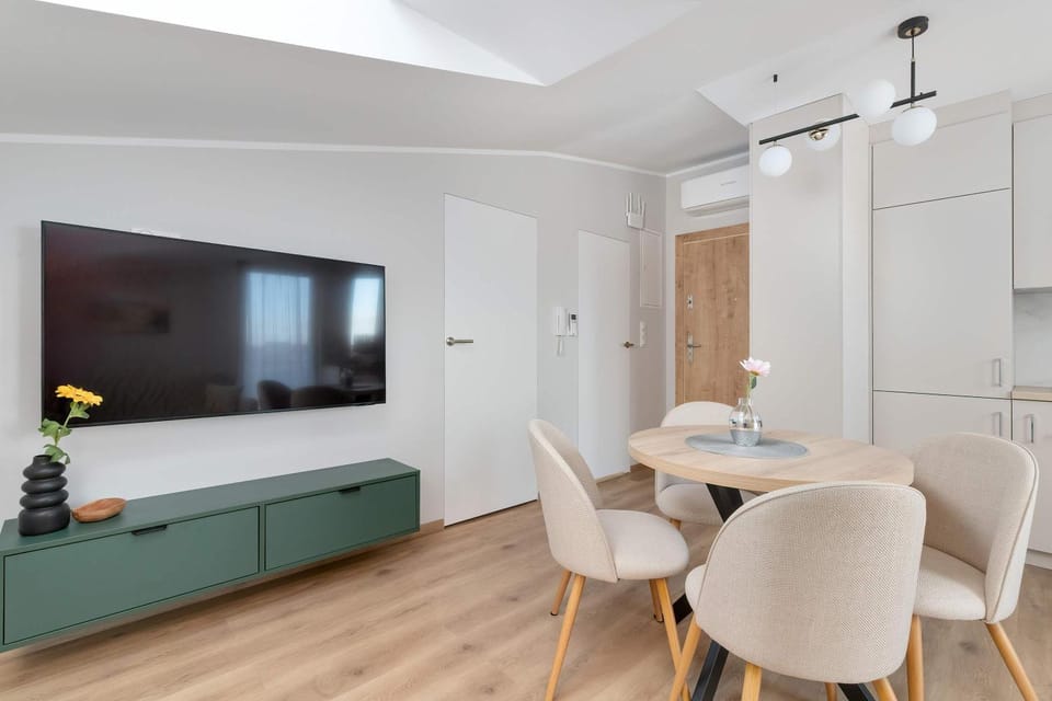 TV and multimedia, Kitchen or kitchenette, Living room, Seating area, Evening entertainment