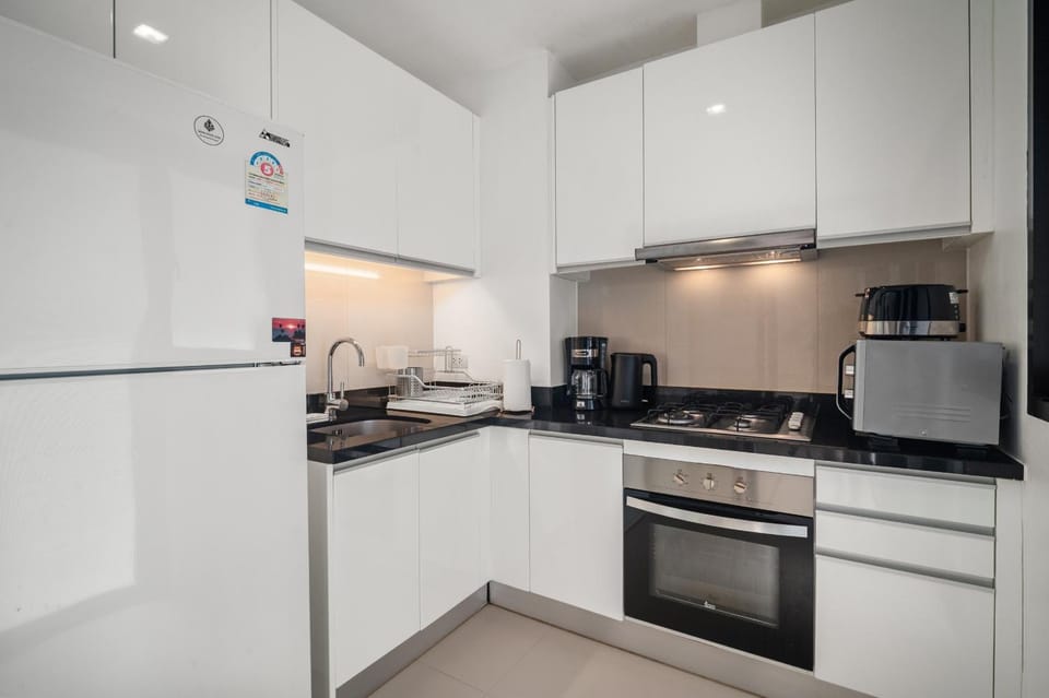 Coffee/tea facilities, Kitchen or kitchenette, microwave, oven, stove, toaster