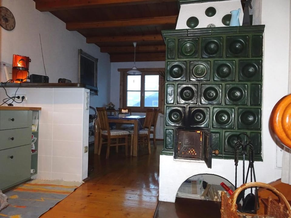 Kitchen or kitchenette, Dining area, oven