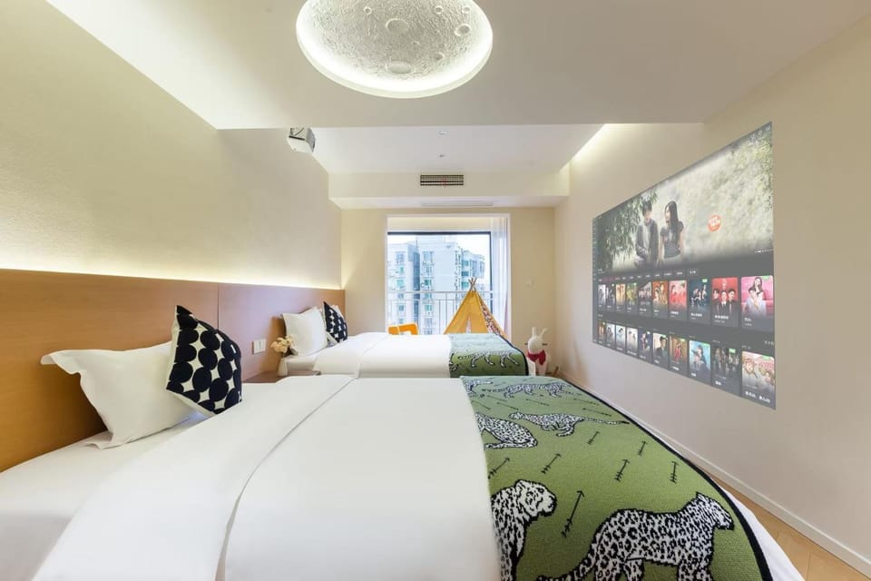 Bed, TV and multimedia, Photo of the whole room, Bedroom