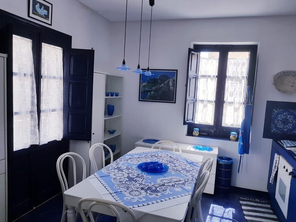 Facade/entrance, BBQ facilities, Balcony/Terrace, Other, Photo of the whole room, Decorative detail, Dining area, Communal kitchen, Pets, City view, Sea view, Street view, Family
