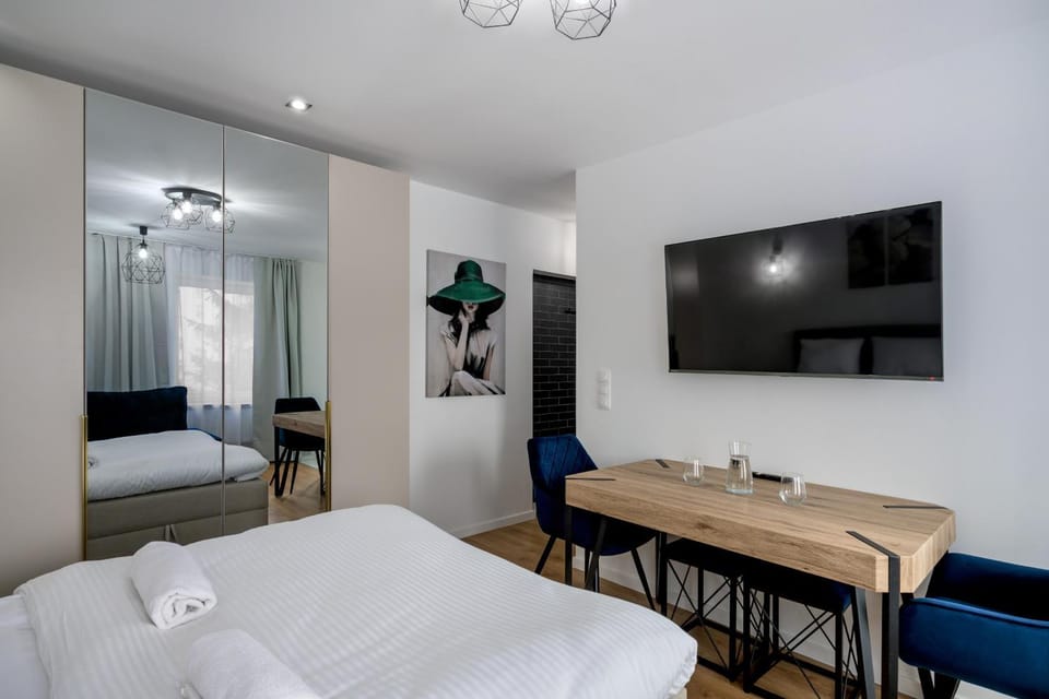 Bed, TV and multimedia, wardrobe