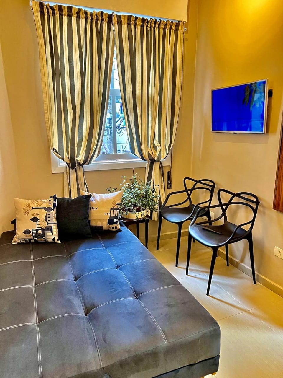 Bed, TV and multimedia, Living room, Seating area