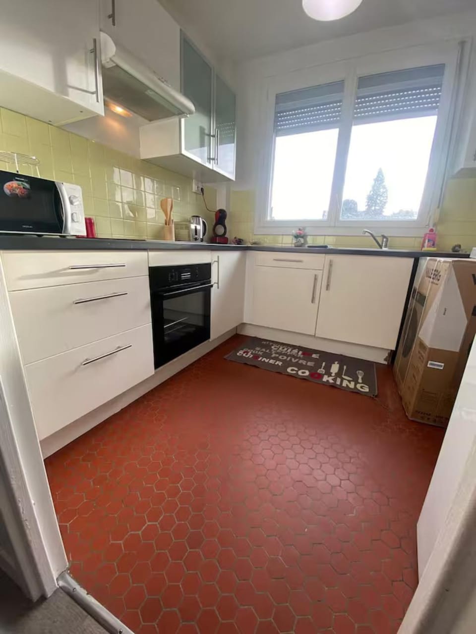Coffee/tea facilities, microwave, oven, kitchen