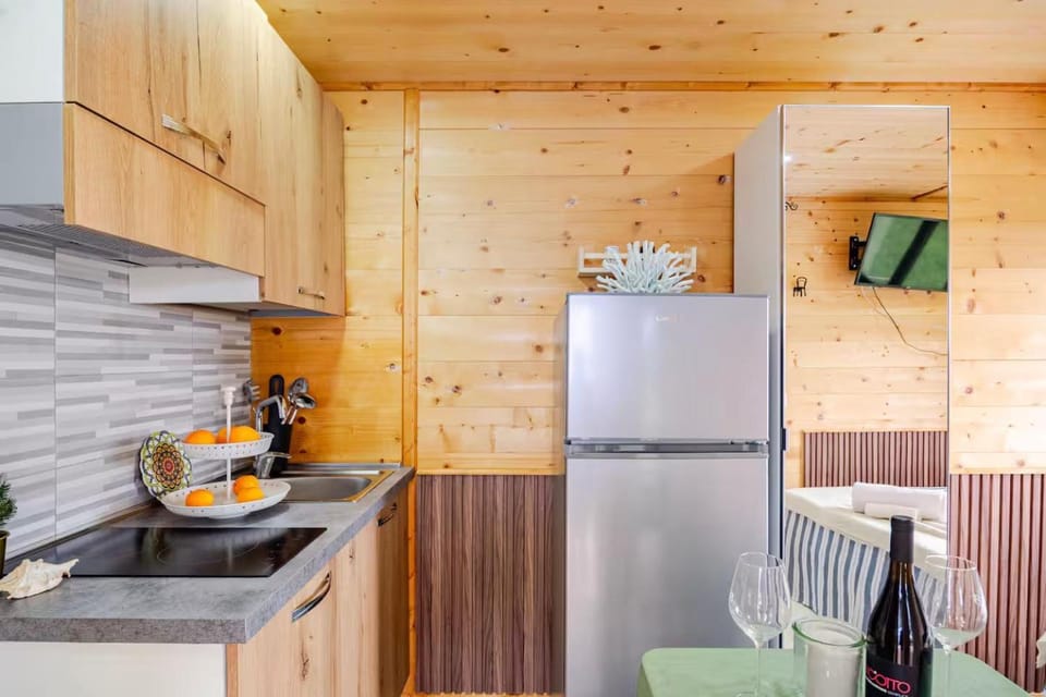 Kitchen or kitchenette, Dining area, stove