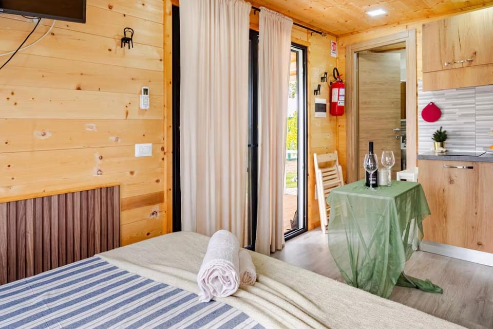 Bed, Kitchen or kitchenette, Photo of the whole room, towels