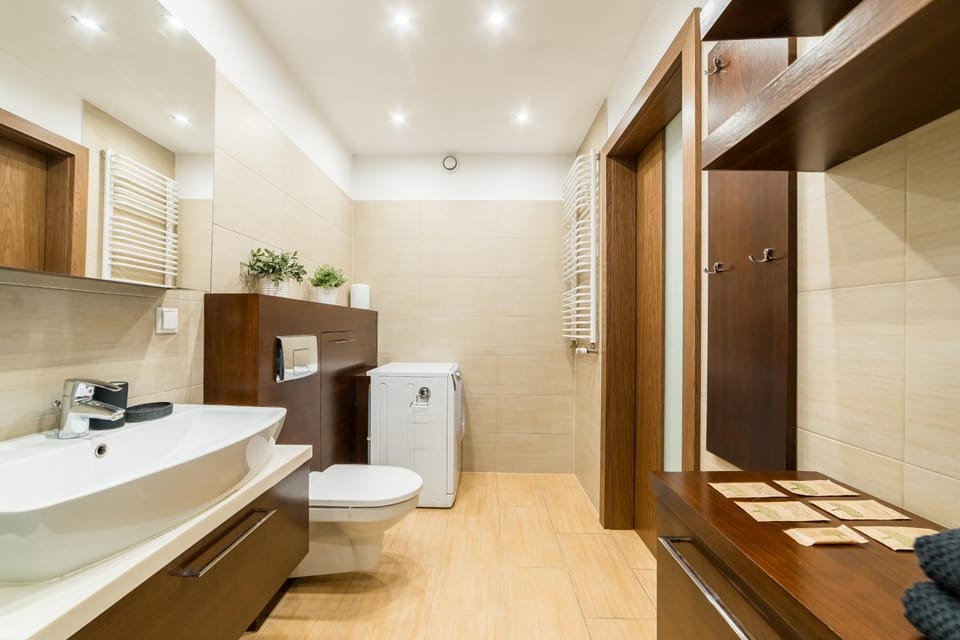 Shower, Toilet, Bathroom, towels, washing machine