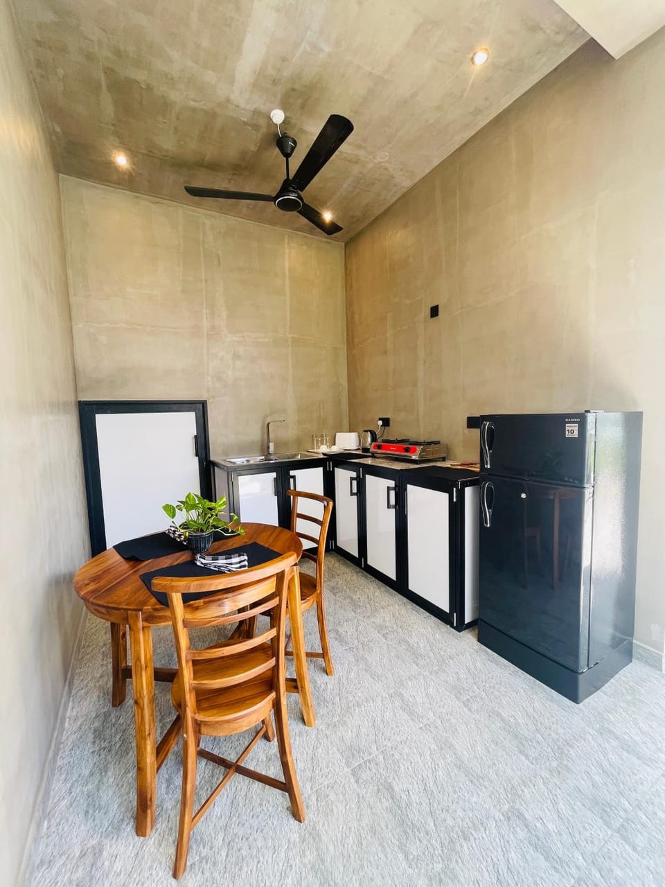 Kitchen or kitchenette, Kitchen or kitchenette, Dining area, stove
