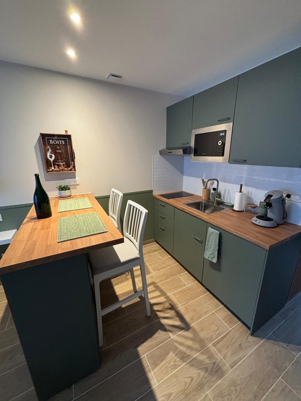 Kitchen or kitchenette, Lounge or bar