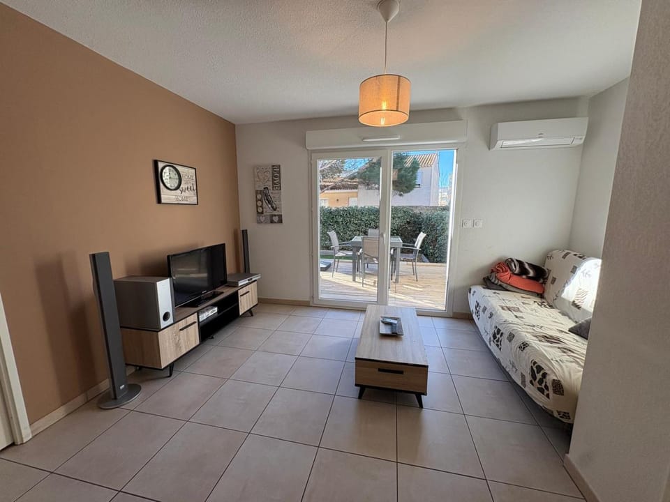 TV and multimedia, Seating area, air conditioner
