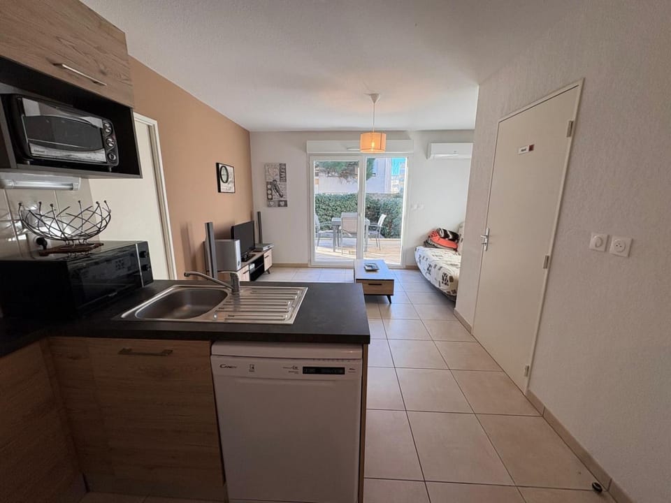 Kitchen or kitchenette, dishwasher, microwave