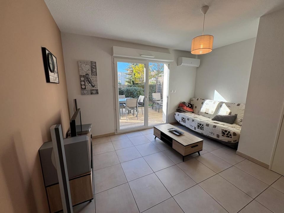 TV and multimedia, Living room, Seating area, air conditioner
