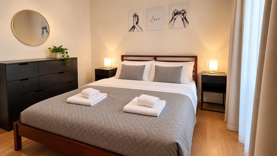 Bed, Photo of the whole room, Bedroom, towels