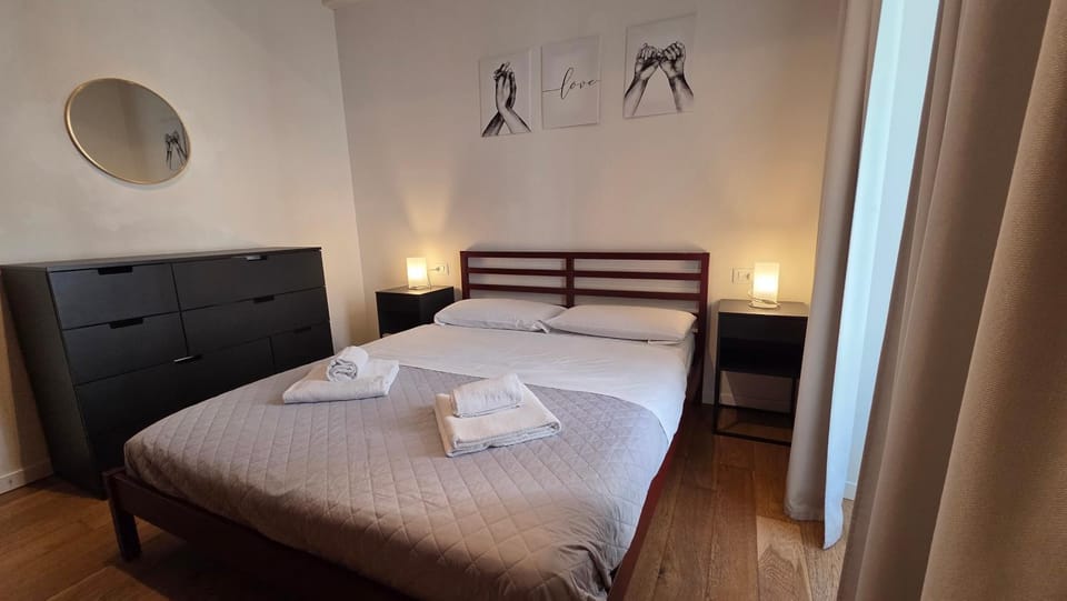 Bed, Photo of the whole room, Bedroom, towels