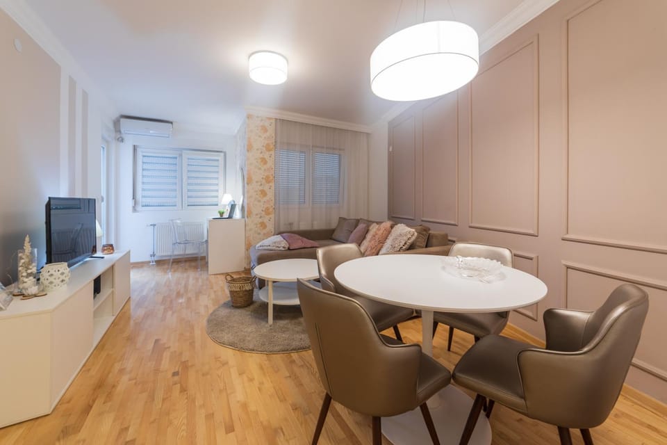 TV and multimedia, Living room, Seating area, Dining area