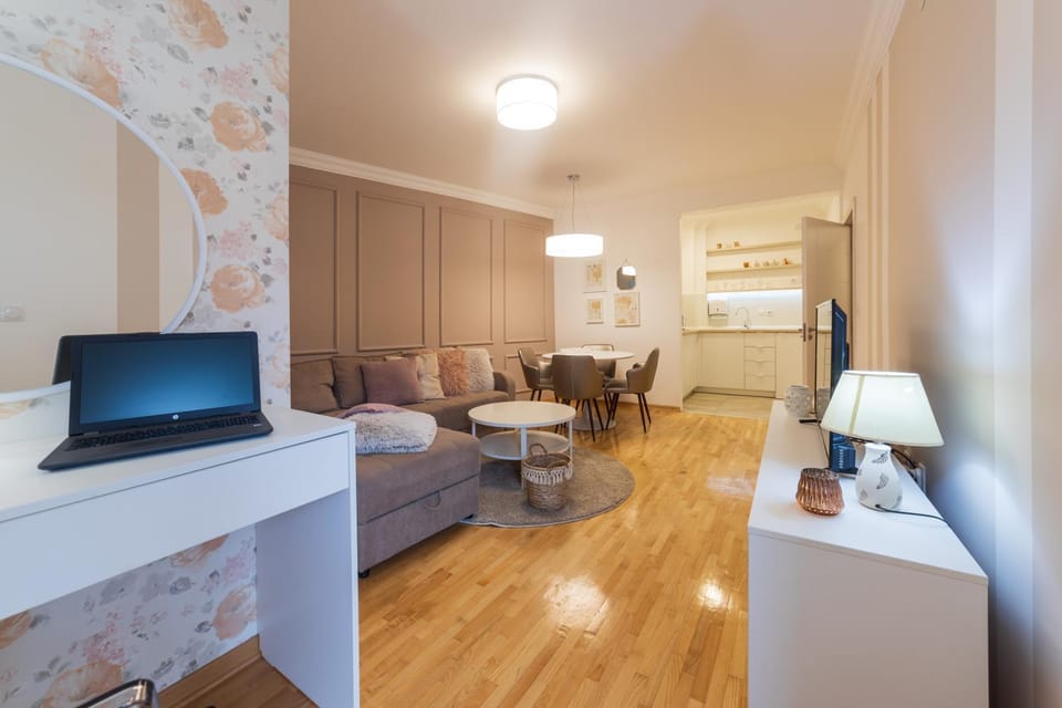 Bed, TV and multimedia, Living room, Photo of the whole room, Seating area, Bedroom