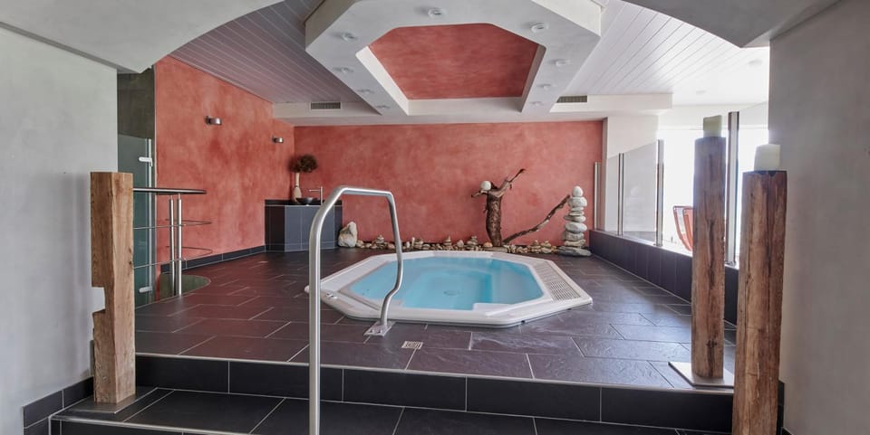 Natural landscape, Hot Tub, Spa and wellness centre/facilities