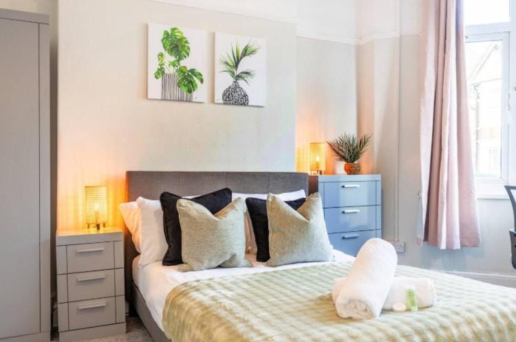LongStay Whitchurch Rd 4BR House with Parking and fast Wifi House in Cardiff
