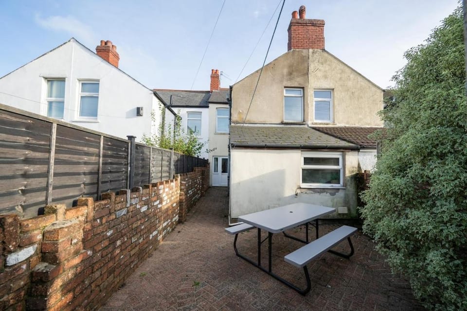 LongStay Whitchurch Rd 4BR House with Parking and fast Wifi House in Cardiff