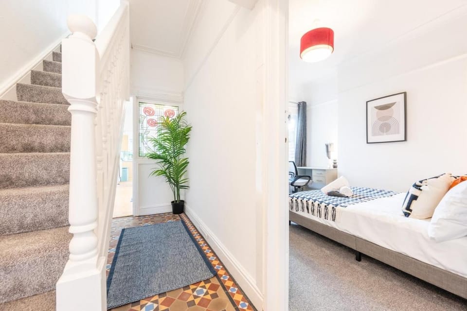 LongStay Whitchurch Rd 4BR House with Parking and fast Wifi House in Cardiff