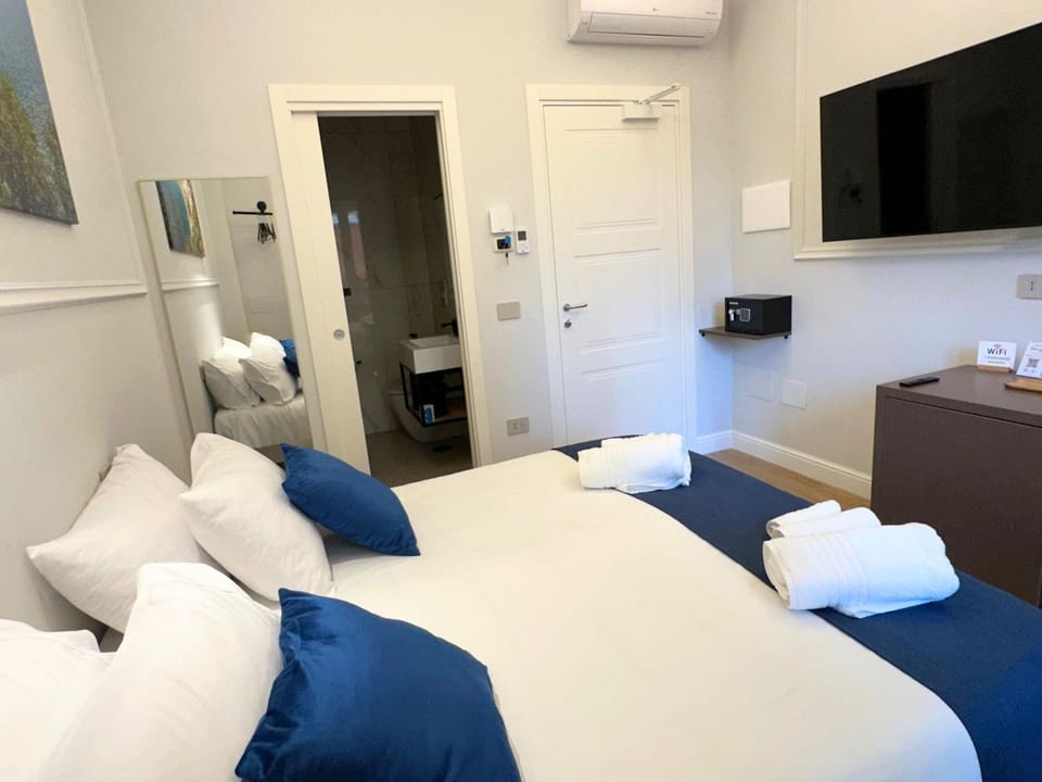 Bed, Photo of the whole room, Bedroom, heating, internet, safe, towels, wedding, air conditioner
