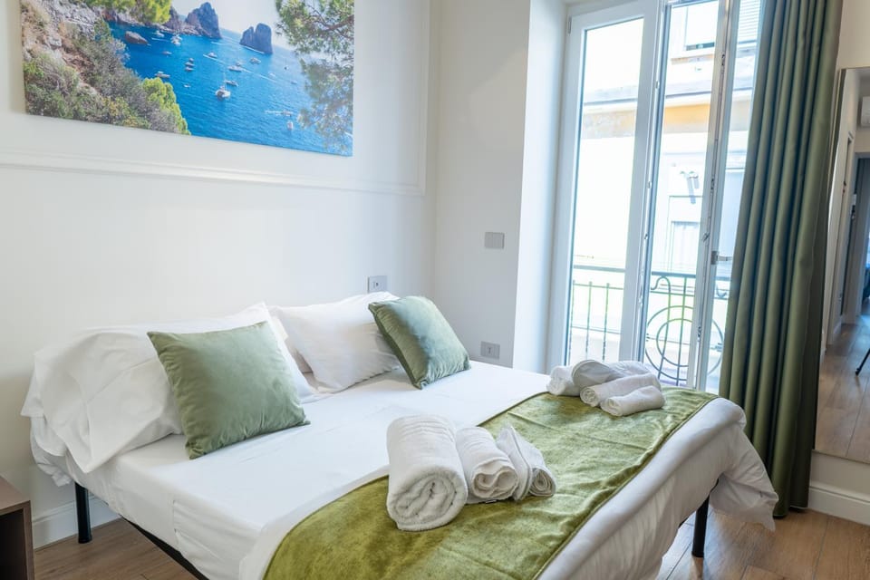 Bed, TV and multimedia, Balcony/Terrace, Photo of the whole room, Bedroom, heating, internet, safe, towels, air conditioner