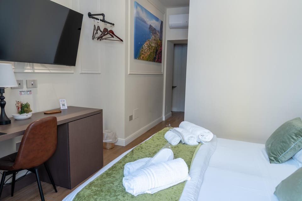 Bed, TV and multimedia, Balcony/Terrace, Photo of the whole room, Decorative detail, Bedroom, heating, internet, safe, towels, air conditioner