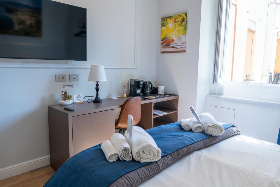 Bed, TV and multimedia, Coffee/tea facilities, Decorative detail, Seating area, Bedroom, heating, internet, towels, air conditioner