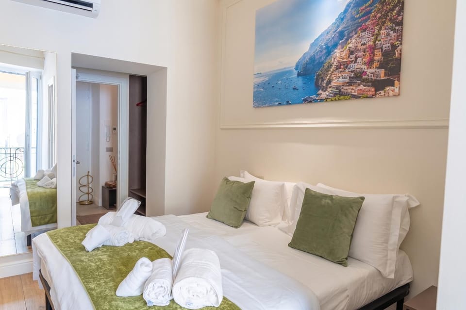 Bed, TV and multimedia, Balcony/Terrace, Photo of the whole room, Bedroom, heating, internet, safe, towels, air conditioner