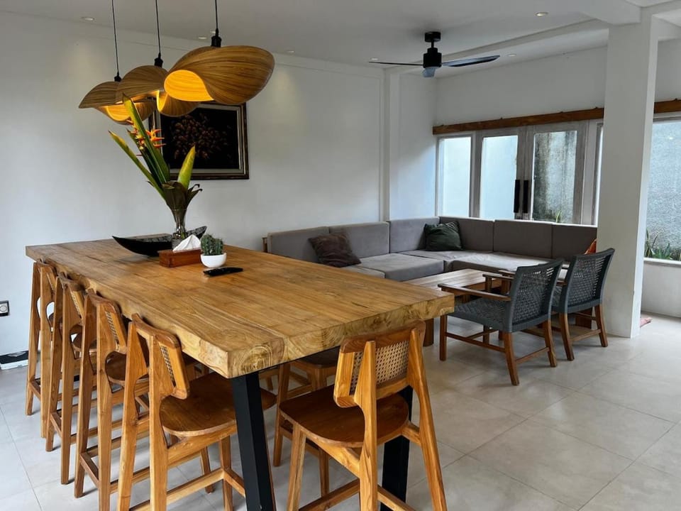 TV and multimedia, Living room, Seating area, Dining area