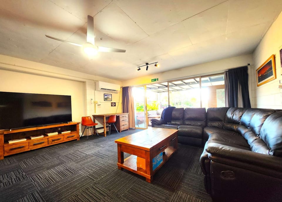 Communal lounge/ TV room, TV and multimedia, Living room, Seating area, air conditioner