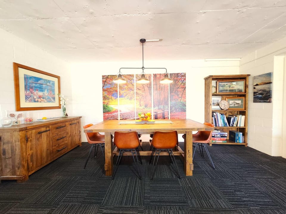 Communal lounge/ TV room, Dining area, air conditioner