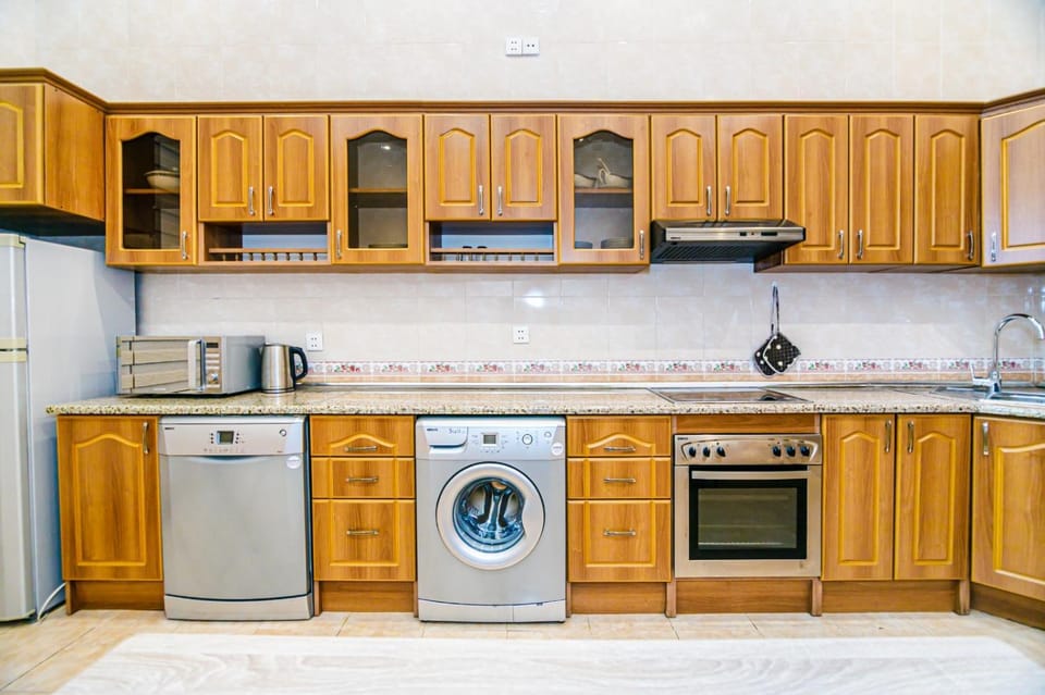 Kitchen or kitchenette, dishwasher, washing machine
