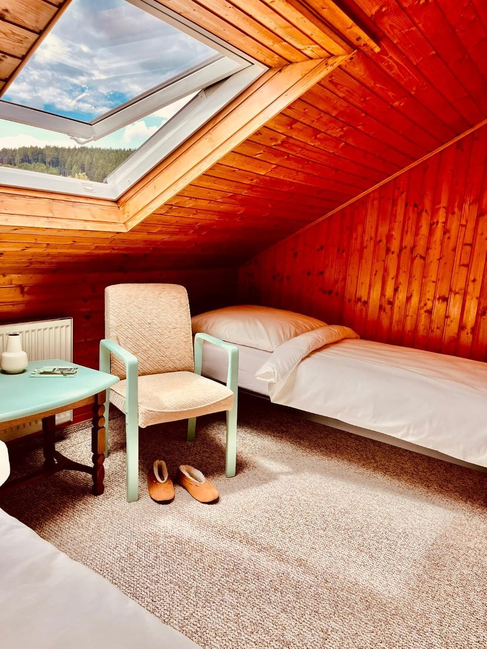 Bed, Photo of the whole room, Seating area, Bedroom